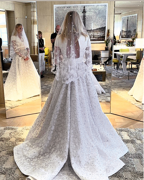 Мастера Louis Vuitton вручную пришили более 100 тысяч бусин на платье