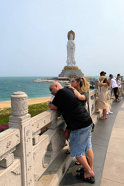 Пара на фоне знаменитой статуи Гуаньинь