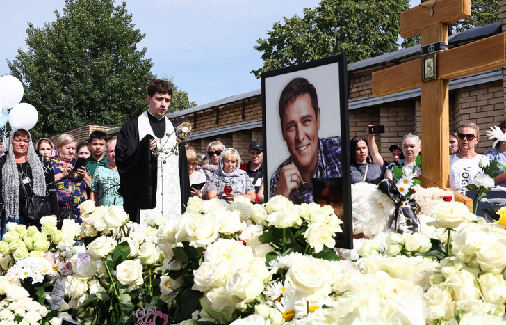 40 дней со дня смерти Юрия Шатунова: толпы фанатов на кладбище, белые голуби и песни