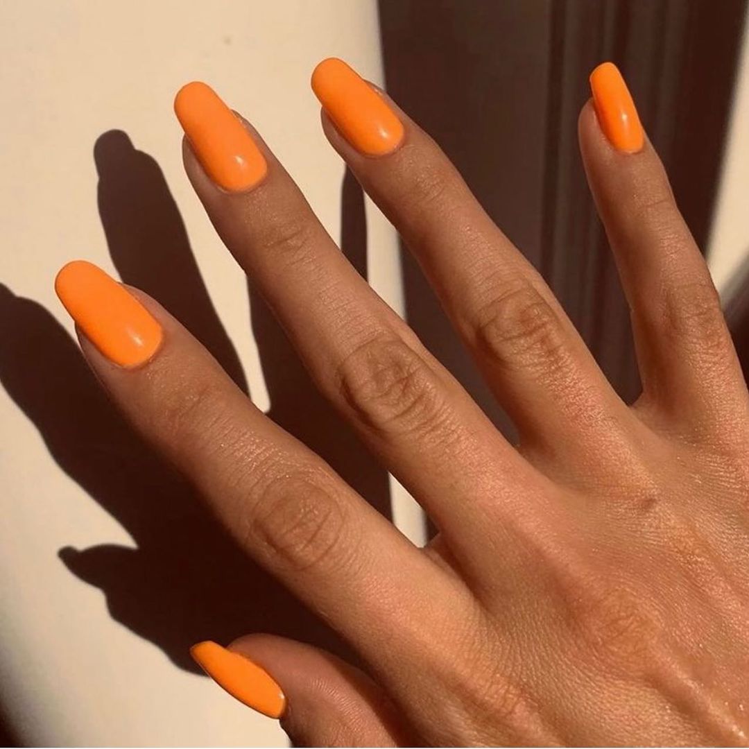 Лучший цвет маникюра. Оранжевый маникюр. Оранжевый маникюр однотонный. Оранжевые ногти. Яркие оранжевые ногти.