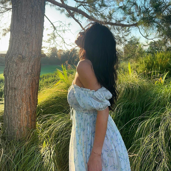 Не деревенская простушка, а романтичная дама: Кайли Дженнер показала, как должно выглядеть стильное летнее платье в цветочек