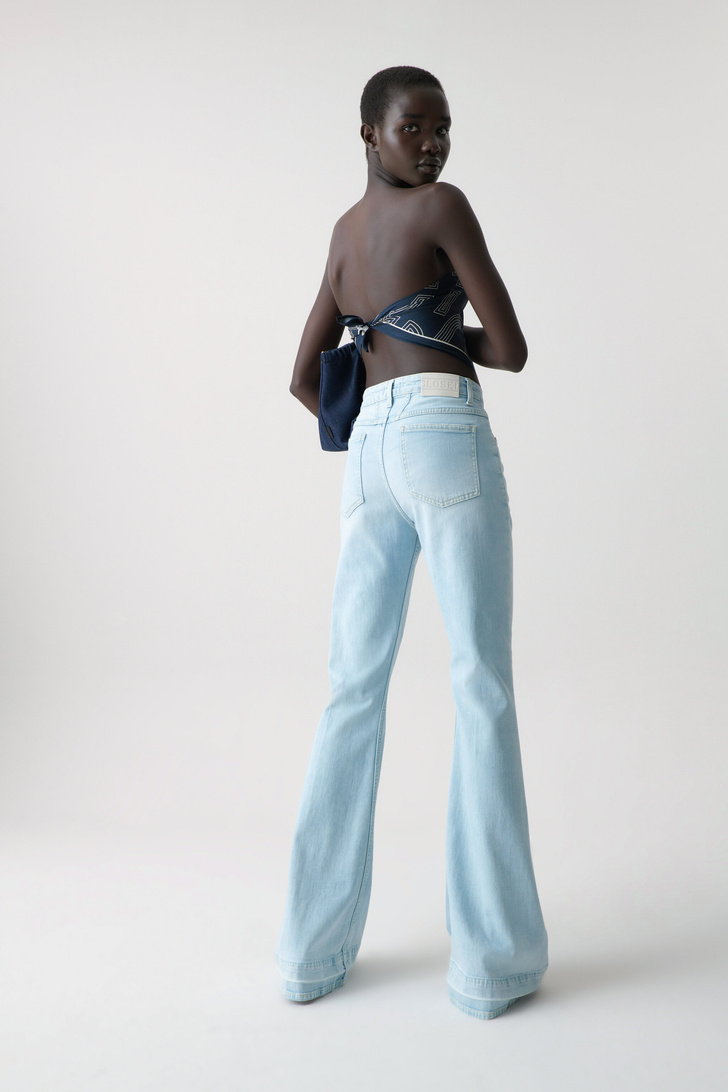 Самые модные джинсы будущей весны — широкие, светлые и из тонкого денима. Такие уже есть у Тины Кунаки