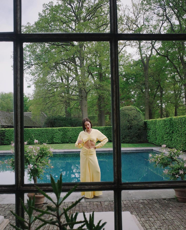 Тиффани Хсу в эффектном платье Christopher Esber оттенка сливочного масла