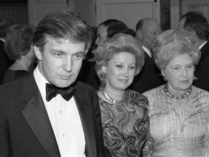 Дональд Трамп с сестрой и матерью, 1988 год