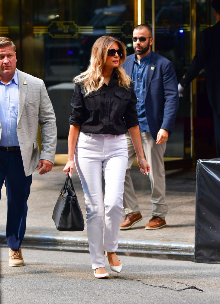 Мелания Трамп показывает, с чем носить белоснежные джинсы, чтобы выглядеть элегантно
