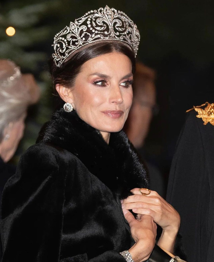 Рождественская феерия: королева Летиция надела платье H&M и самую роскошную испанскую тиару «Флер-де-Лис» из пятисот бриллиантов