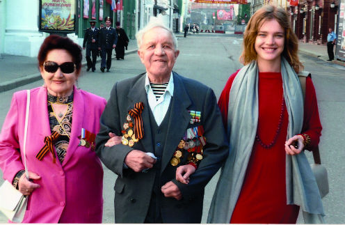 Виктор Филиппович с Ларисой Гавриловной и любимой внучкой после Парада Победы в Москве, 9 мая 2010 года