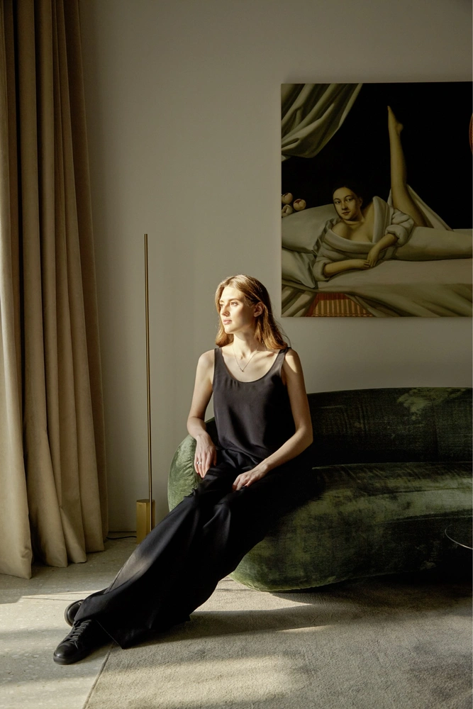 Дарья Белякова в Lobby — дизайн-пространстве с баром и концепт-стором, которое ее бюро оформило в Гостином Дворе в Москве. | Источник: АЛЕКСЕЙ ДУНАЕВ