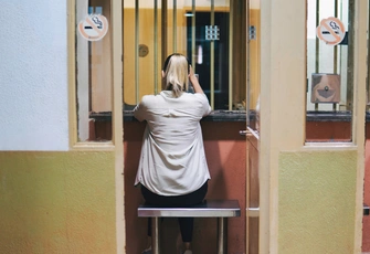 «Муж в тюрьме, а я его содержу. Иногда кажется, что он просто использует меня. Как это узнать?»