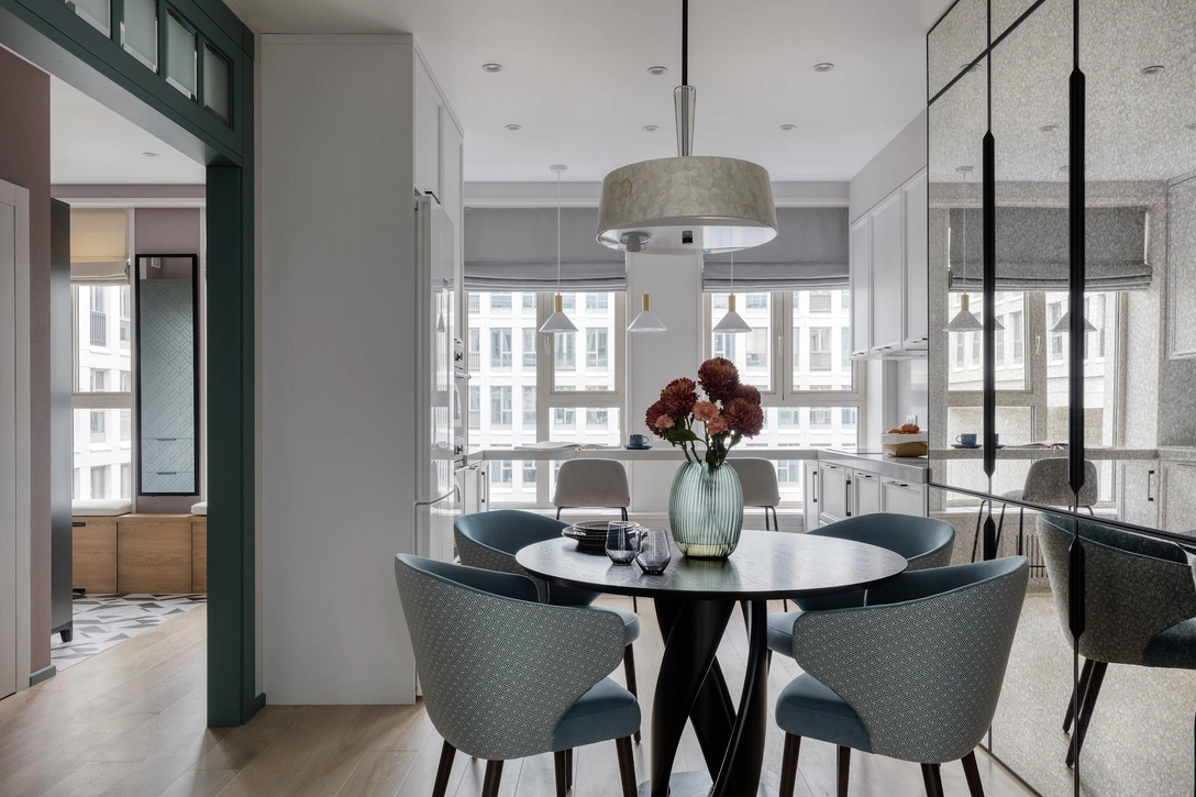 Обеденный стол, Danton Home. Стулья, Anni House. Люстра, Perla Lightstar. Портал выполнен на заказ, «Концепт Квадрат». | Источник: Екатерина Титенко