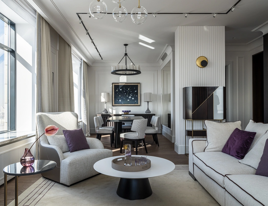 Вид из гостиной на столовую. Диван Armand, Flexform. Кресла и приставной столик, Meridiani. Журнальный столик, Emmemobili. Бар WireFrame, Baxter. Стулья в столовой, Flexform Mood. Обеденный стол, Hamilton Conte. Комод Doris, Emmemobili. Стекло на подносе и комоде, Nude Glass, «Дом Фарфора». Люстра, Eichholtz. | Источник: Михаил Степанов. Стиль: Вадим Костырин