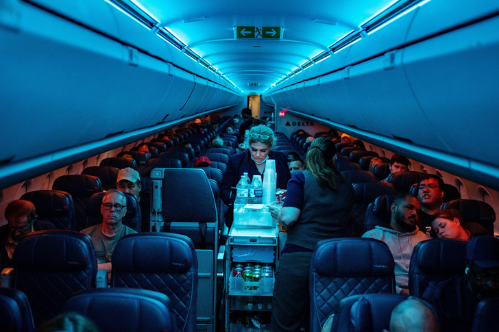 Бесплатные услуги на борту, скандалы и худшие пассажиры: о чем молчат стюардессы