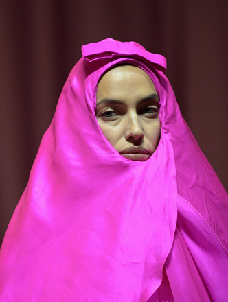 Ирина Шейк в ярко-розовом платье-коконе. Очень необычно — видны только глаза