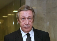 Михаил Ефремов сменил камеру и познакомился с новыми соседями