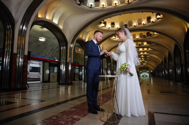 «А разводиться на ''Достоевской'' будете?»: москвичи смеются над молодоженами, которые сыграли свадьбу в метро