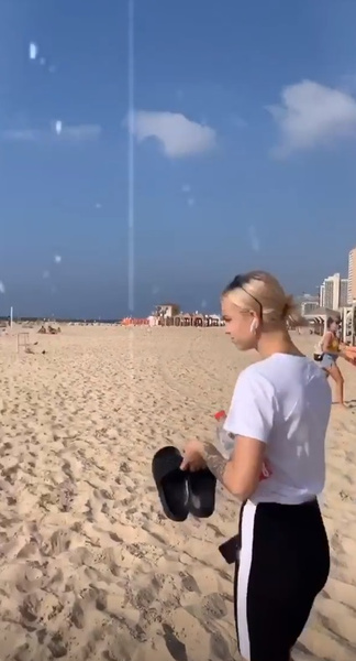 Шурыгина прогуливается с миллионером по пляжу