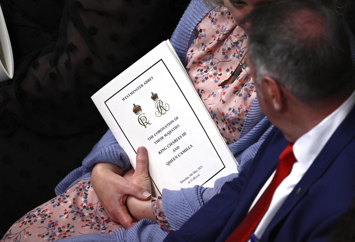 Программа коронации в руках у гостьи, 6 мая 2023 года