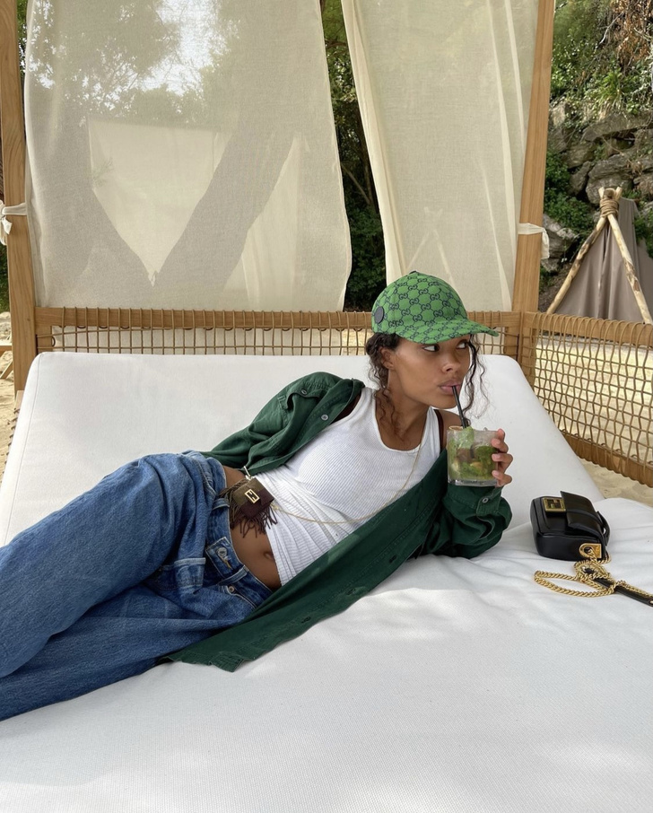 Фото №1 - Змея-искусительница: Тина Кунаки в изумрудной рубашке и образцовых джинсах