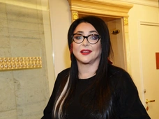 Лолита вывезла мать и дочь из Киева