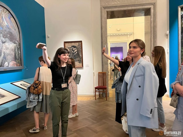 Смотрела на Врубеля, крепко держа в руках сумку Valentino: Алина Кабаева появилась на выставке в Питере