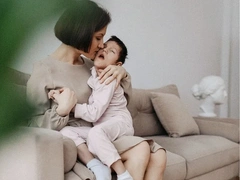 Как мать ухаживает за дочерью, которая в 7 лет не видит и не слышит