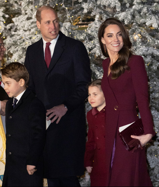 Роскошная Кейт, умиротворенная Камилла: как выглядела королевская семья на рождественской службе