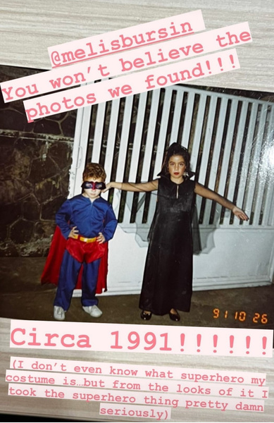 Фото дня: Керем Бюрсин поделился детским фото, на котором отмечает Хэллоуин с сестрой 😋