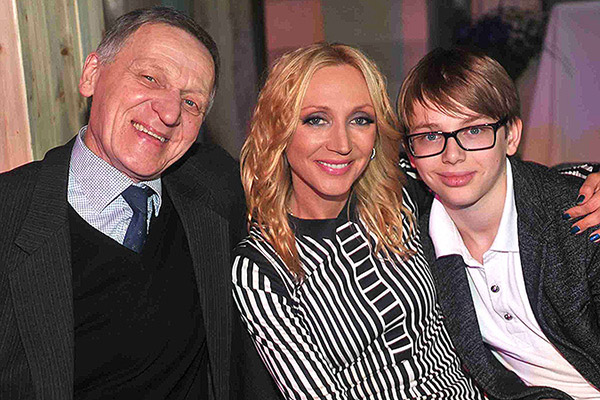 Кристина с папой и сыном Дени на презентации своего альбома «Маски». Март, 2013 год
