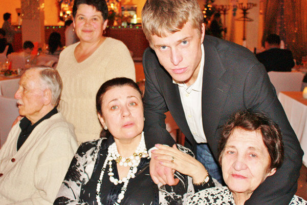 Это одно из  последних фото  Толкуновой  с мамой и сыном.  Встреча Нового,  2010 года