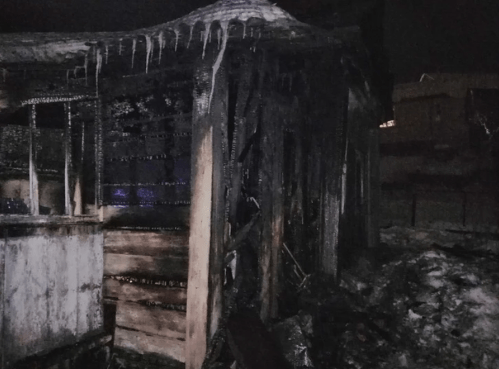 На Урале трое детей задохнулись во время пожара, пока их мама лежала в роддоме