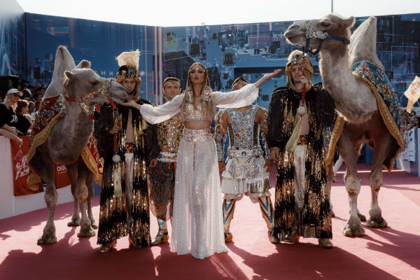 Ольга Бузова приехала на церемонию на верблюдах