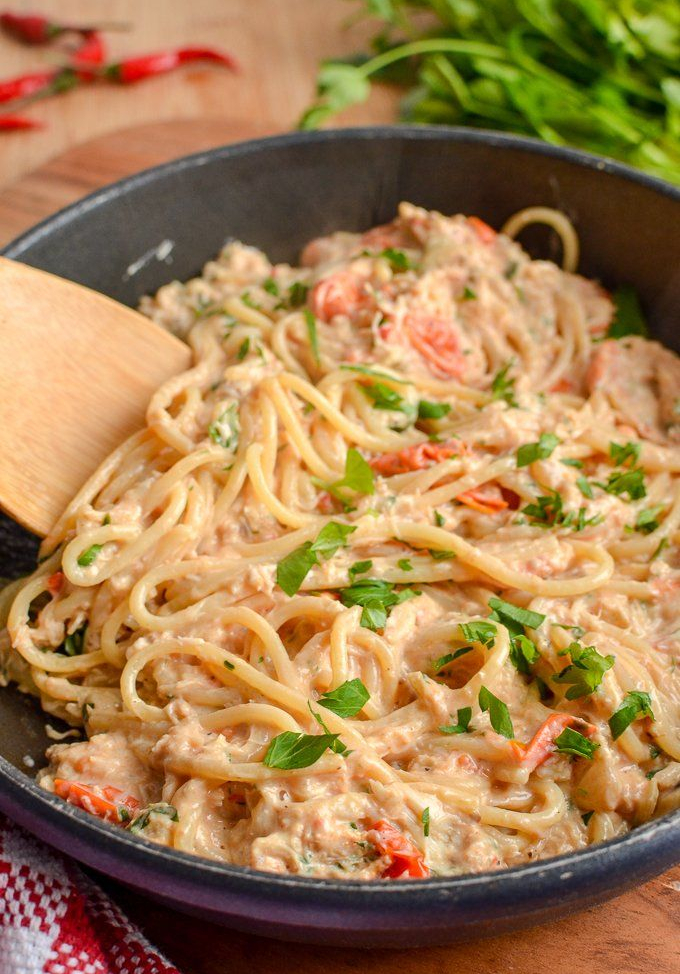 Фото №1 - Один дома: рецепт нежных спагетти с крабом в сливочном соусе
