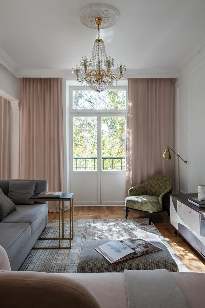 Козетка, La Redoute. Диван, пуф, Dantone Home. Ковер, Art de Vivre. Подушки, Mariluхstudio. | Источник: Евгений Гнесин. Стиль: Ирина Миськевич, Happy Collection