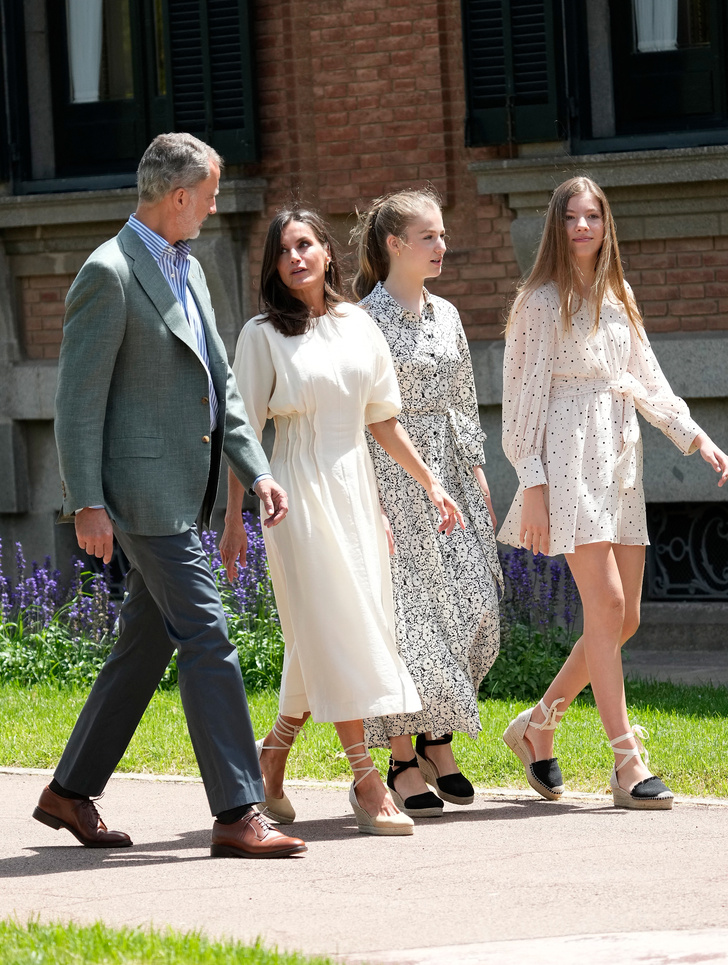«Крестьянское» льняное платье + соломенные танкетки: королева Летиция со своими дочерьми в Мадриде