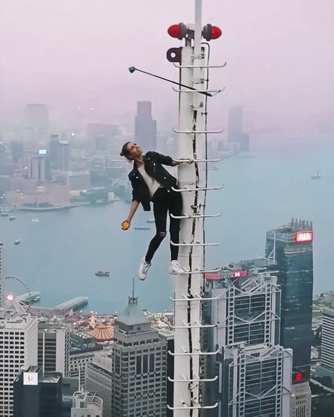 Инстаграм (запрещенная в России экстремистская организация) дня: Девушка делает селфи на крышах самых высоких зданий мира