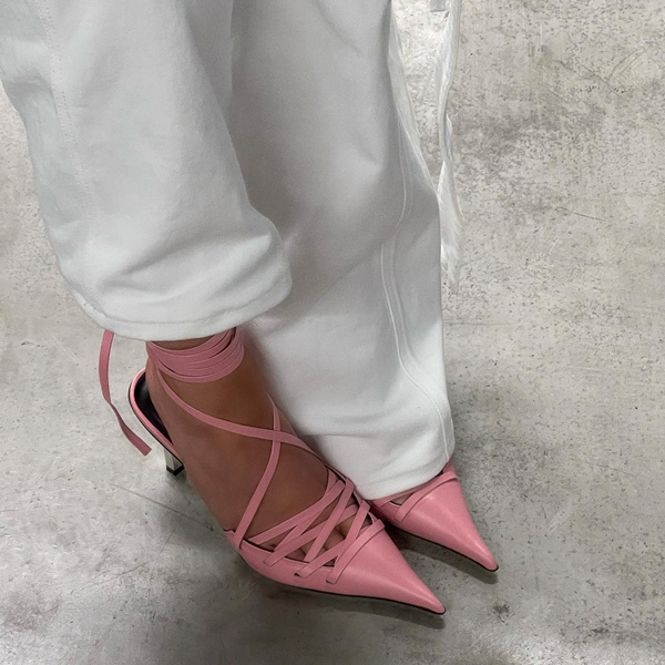 Белые джинсы + розовые босоножки — самое модное сочетание лета 2022 по версии Кайли Дженнер
