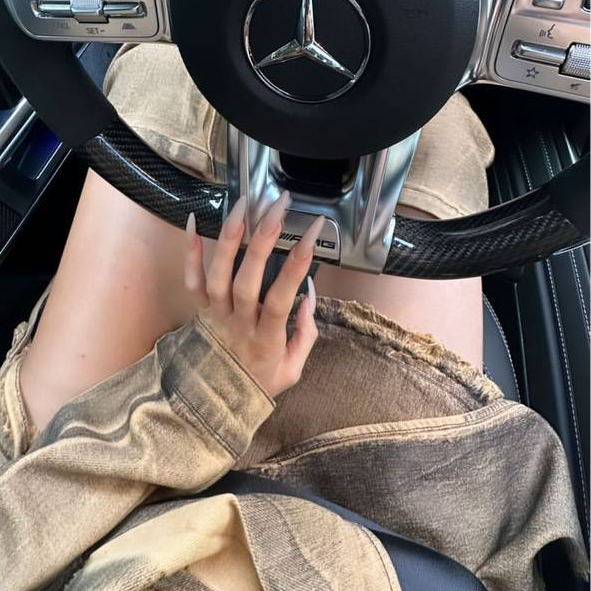 Бежевый френч как у Кайли Дженнер — самый модный осенний маникюр на длинные ногти