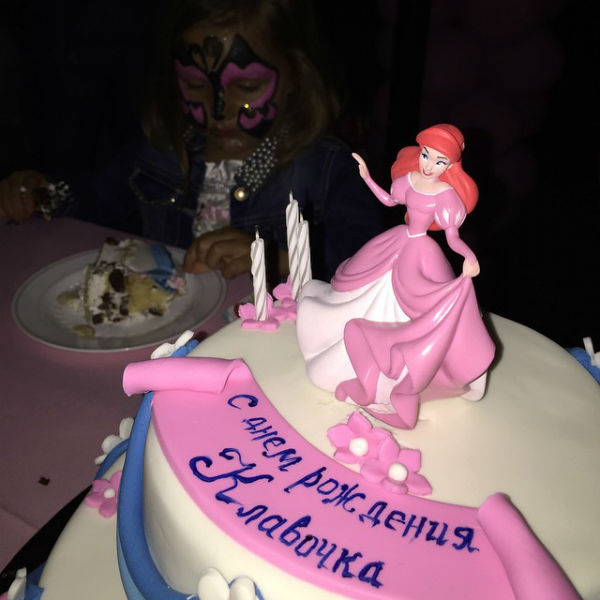 Торт украшала фигурка сказочной принцессы