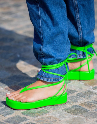 Стыдно носить: 6 пар сандалий, которые навсегда вышли из моды — снимите их немедленно