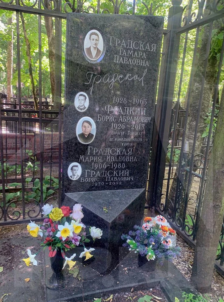 Тайна семейного склепа Градского: что скрывал композитор от семьи на Кузьминском кладбище