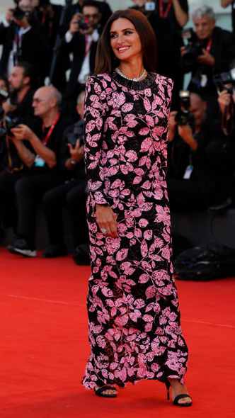 Пенелопа Крус выглядит роскошно в черно-розовом платье в Венеции