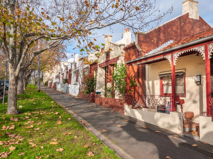 «Опасные» решетки и стены из фанеры: как выглядят квартиры в Австралии — фото