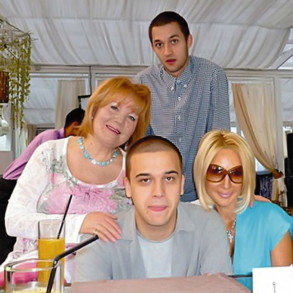 Кудрявцева любит проводить время с мамой, сыном Жаном (на заднем плане) и племянником Женей