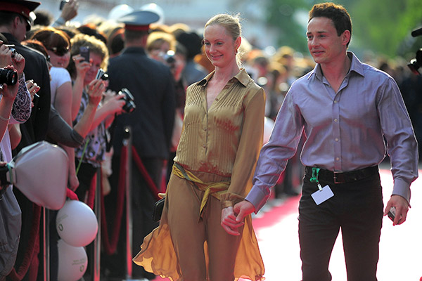 Дмитрий Исаев иногда выходит в свет с женой Оксаной. 29 мая 2012 года, Иваново