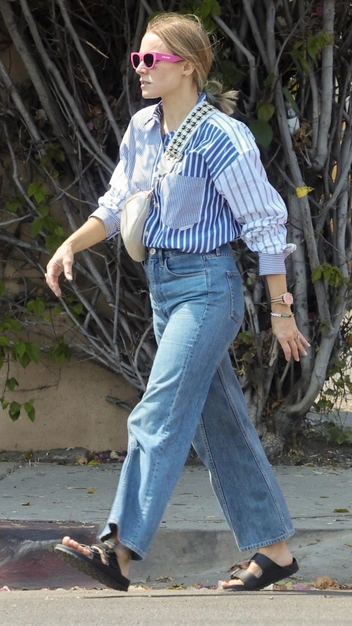 Кристен Белл нашла стильную альтернативу белой рубашке | marieclaire.ru