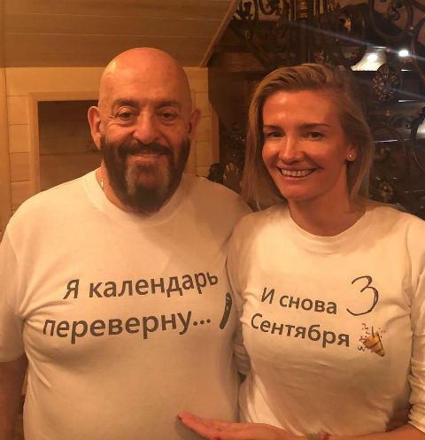 Шуфутинский даже украсил футболку фразами из своего хита