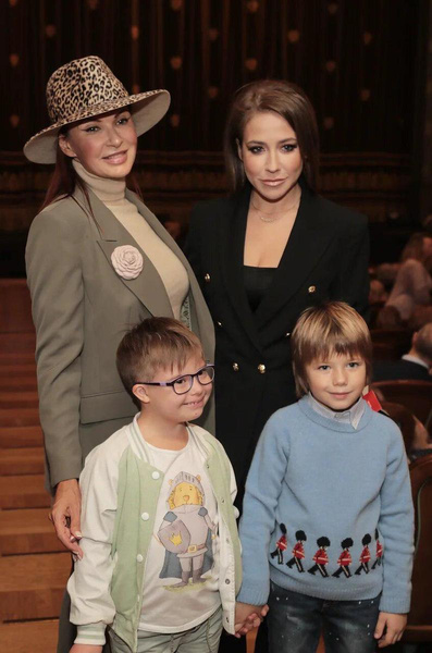 Эвелина Бледанс и Юлия Барановская с детьми