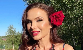 52-летняя Блёданс на улице задрала платье и засветила нижнее белье