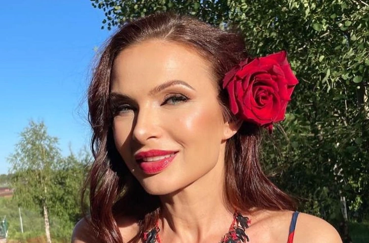 52-летняя Блёданс на улице задрала платье и засветила нижнее белье