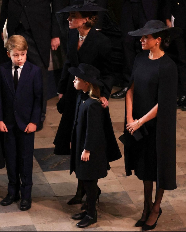 Когда многое осталось недосказанным: Меган Маркл не скрывает слез на похоронах Елизаветы II